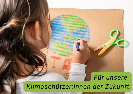 Kind malt eine Weltkugel, Schriftzug: Für unsere Klimaschützer:innen der Zukunft